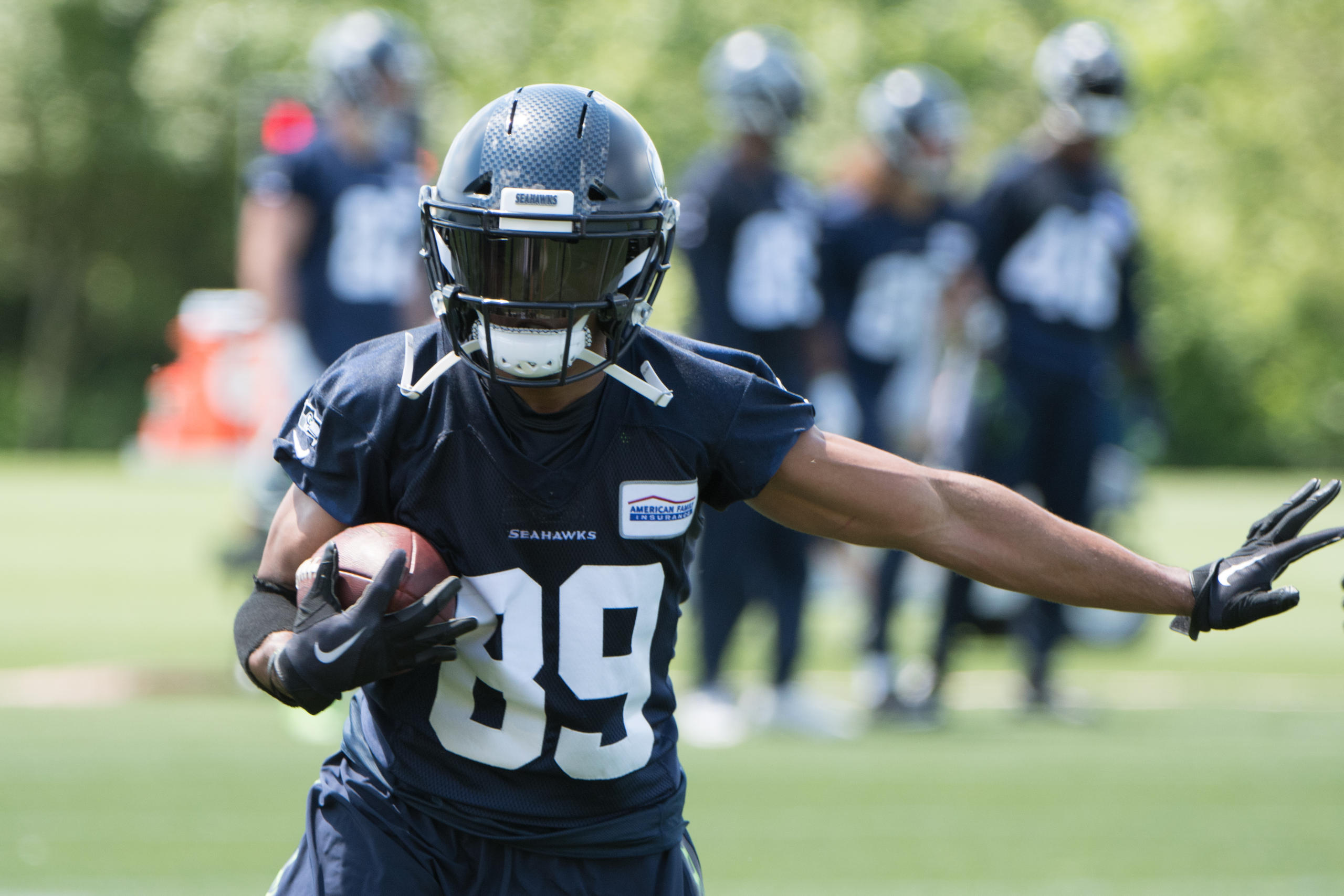 nfl players wearing vicis helmet